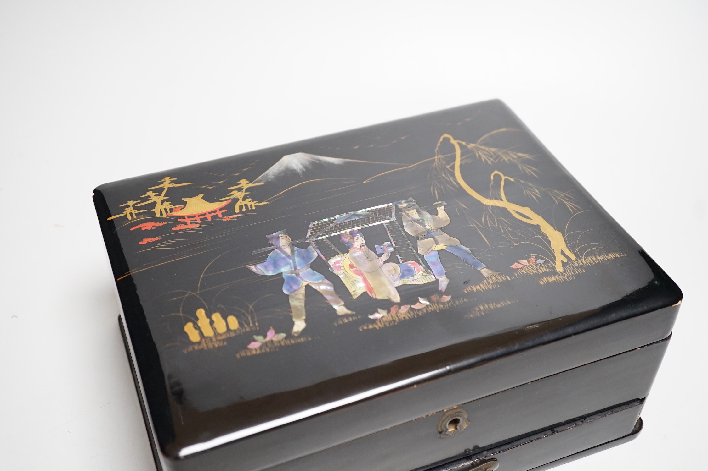 An early 20th century Japanese inlaid jewellery box. 25cm wide